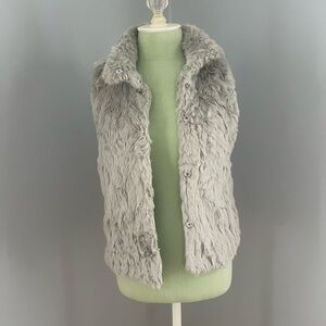Zara light gray girls' fur vest with snap closure